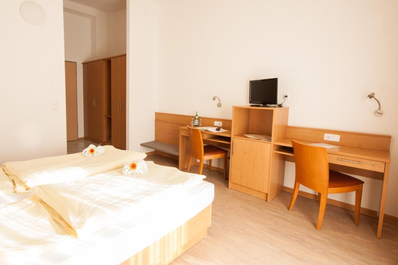 مبيت وإفطار Gastehaus Olympia Reitanlage Munchen-Riem المظهر الخارجي الصورة