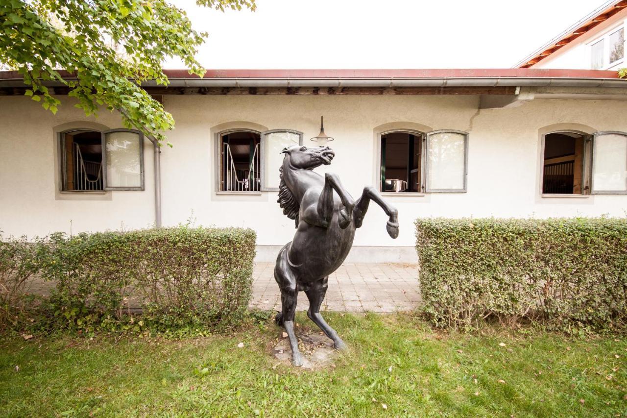 مبيت وإفطار Gastehaus Olympia Reitanlage Munchen-Riem المظهر الخارجي الصورة