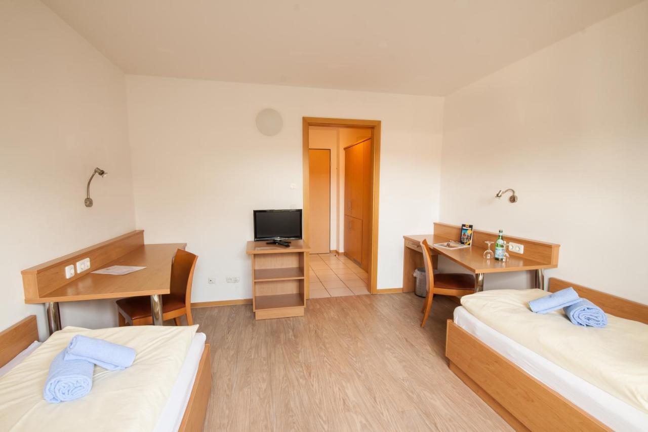 مبيت وإفطار Gastehaus Olympia Reitanlage Munchen-Riem المظهر الخارجي الصورة